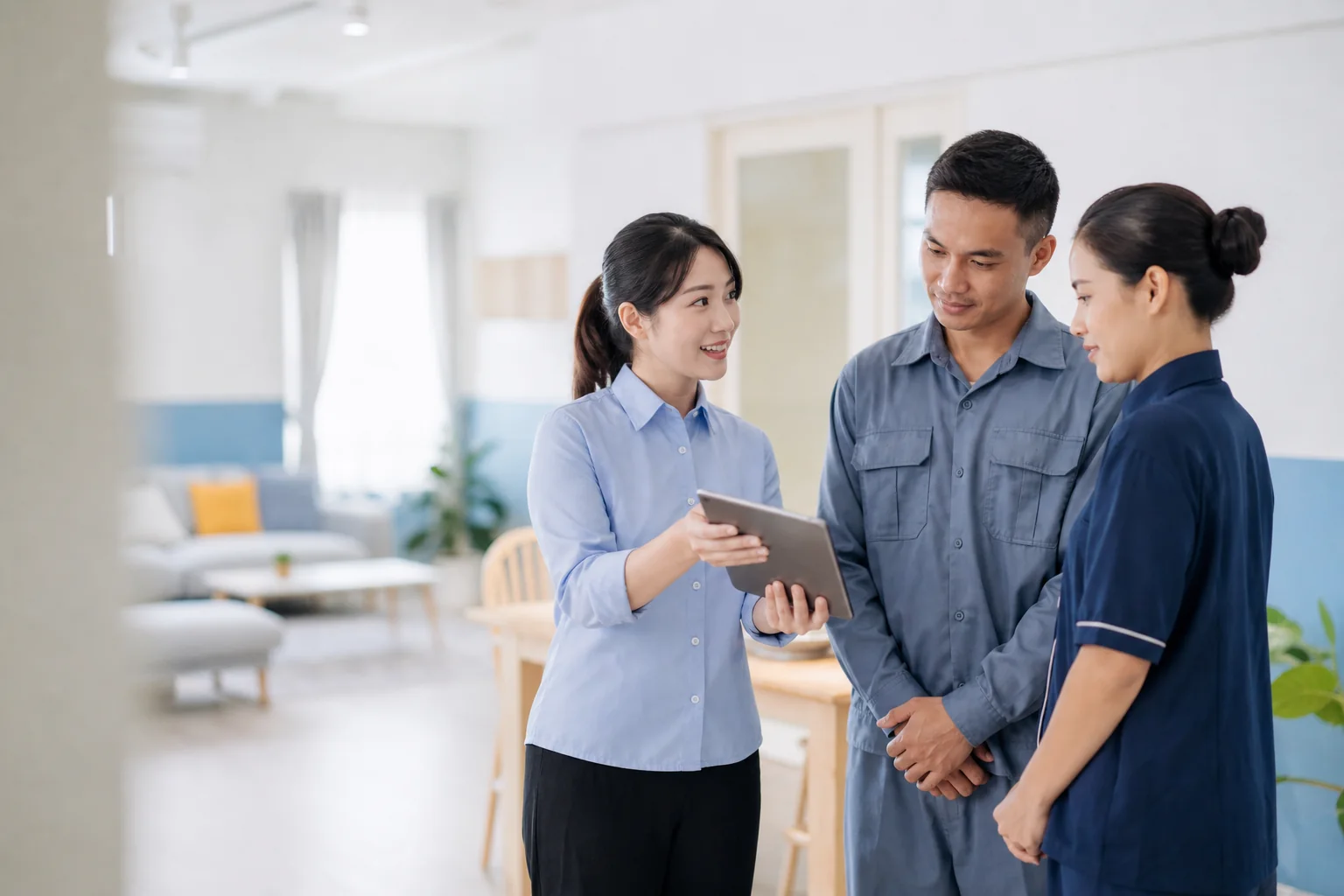 服務專員向移工說明生活與工作事項