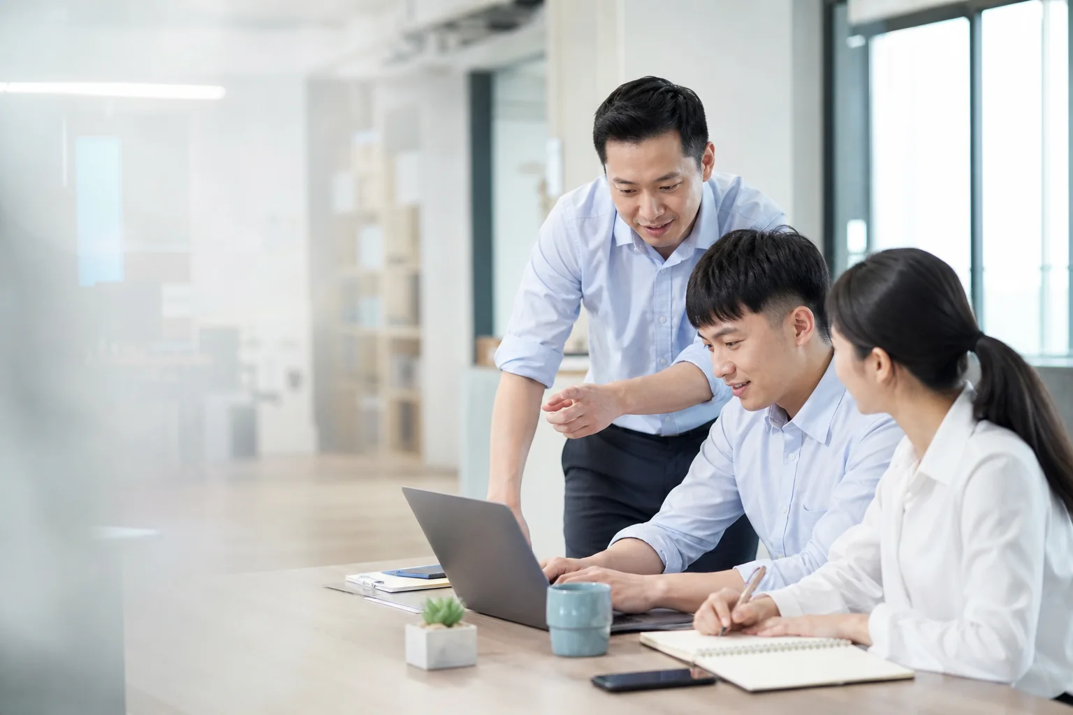 資深同仁帶領新進夥伴一起討論工作
